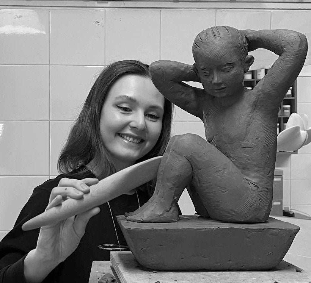 Daria Zyablitseva, scultrice e insegnante di scultura classica, rifinisce un ritratto in creta nella tradizione della scuola realistica russa, presso Casa della Scultura a Milano