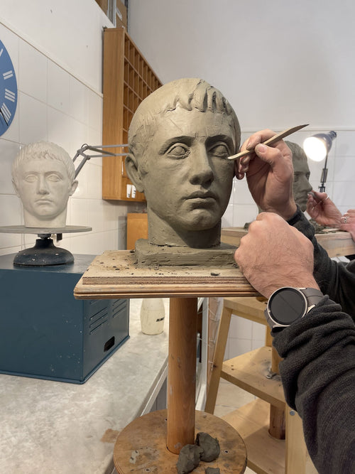 Scultore rifinisce un ritratto in creta durante una lezione di Scultura Classica - Avanzato a Milano