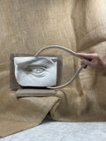 Rifinitura di dettaglio su calco in gesso dell'occhio, durante il corso di Scultura Classica - Intermedio a Milano