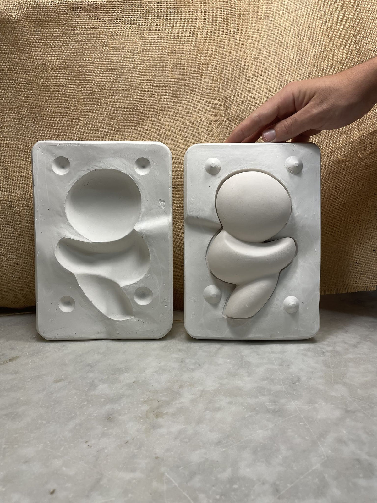 Stampo in gesso a due valve per la ceramica, negativo e positivo a confronto, durante il corso di Stampi in Gesso per la Ceramica a Milano 